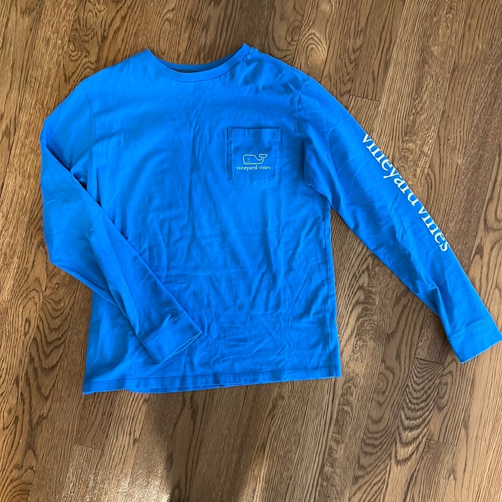 Note the shirt has a tear in the neck. See pictures 3. Otherwise barely worn